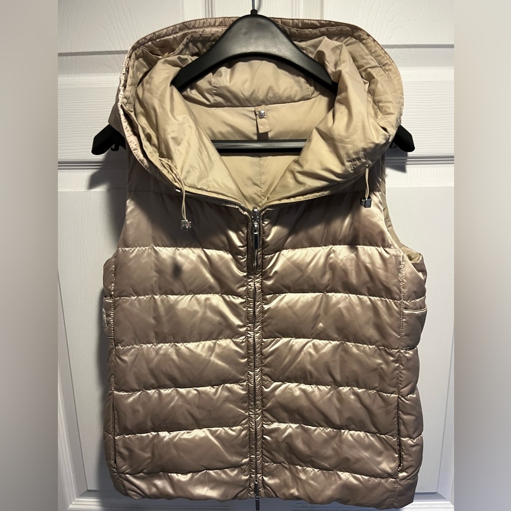Max Mara down-filled Sleeveless hooded Gilet. Beige, size US 8.